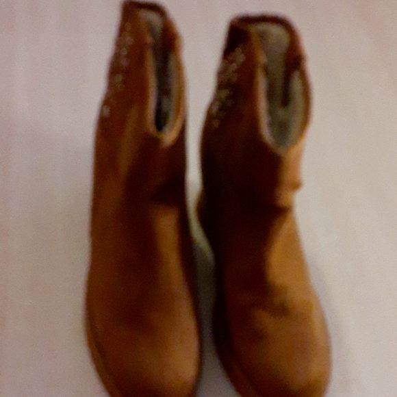 QUPID TAN ANKLE BOOTS WITH SILVER STUD IN SIZE 10 WITH FAUX FUR LINING - Picture 9 of 14